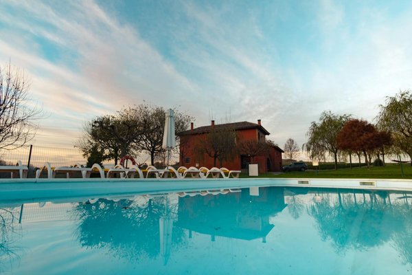 Illuminate your space: Discover the Lustria wall light collection